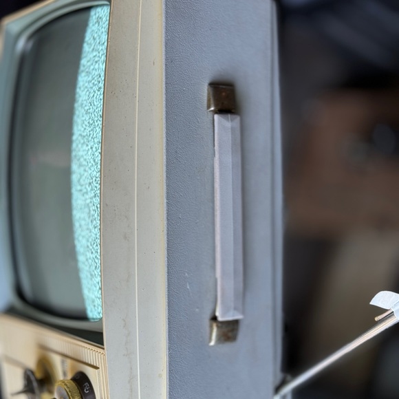 Vintage Zenith Portable TV – Classic 1960s/70s Retro Design - Picture 3 of 5